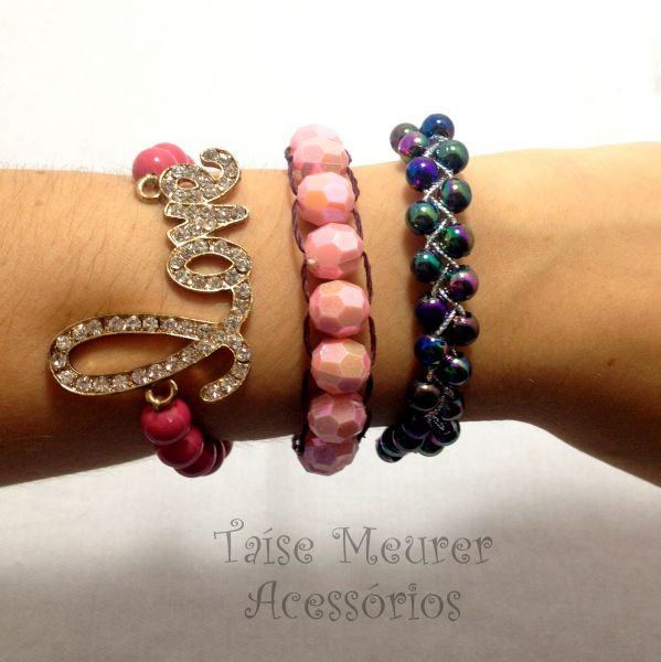 Conjunto de pulseiras rosa e multicor