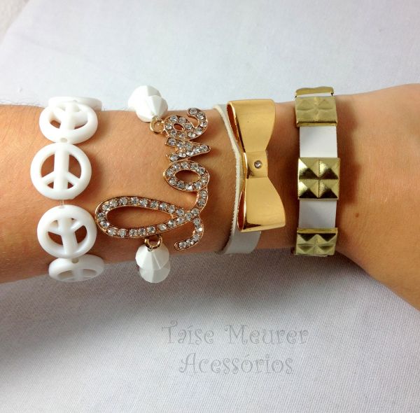 Conjunto branco de pulseiras