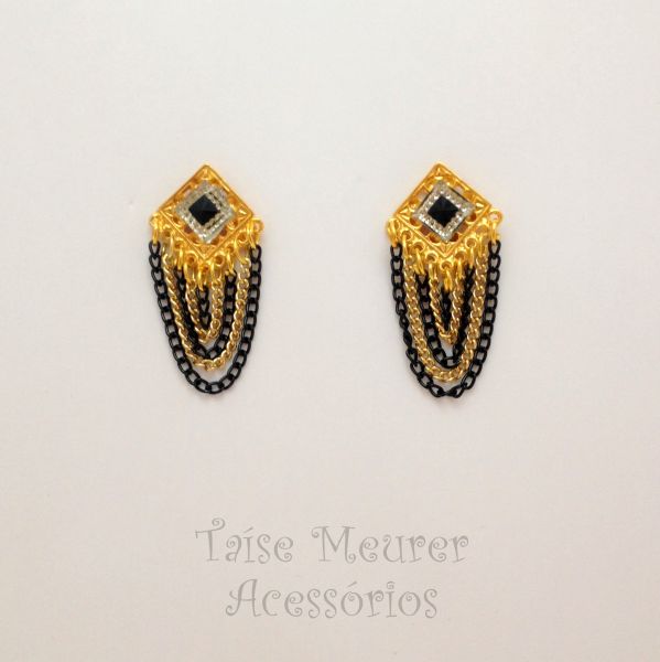 Brinco preto e dourado com correntes