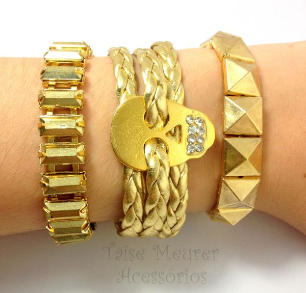 Conjunto dourado V de pulseiras