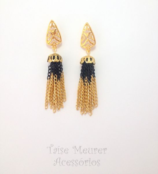 Brinco dourado com franjas estilo tassel